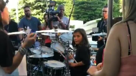 Marcelo, filho de Ivete Sangalo, toca bateria no trio de sua mãe