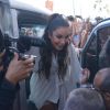 Ivete Sangalo foi recebida por muitos fãs na entrada de seu trio