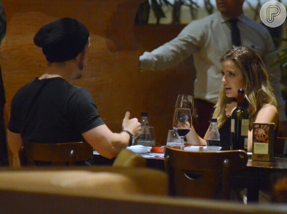 Caio Paduan e a namorada, Djéssica Benfica, jantaram no shopping carioca