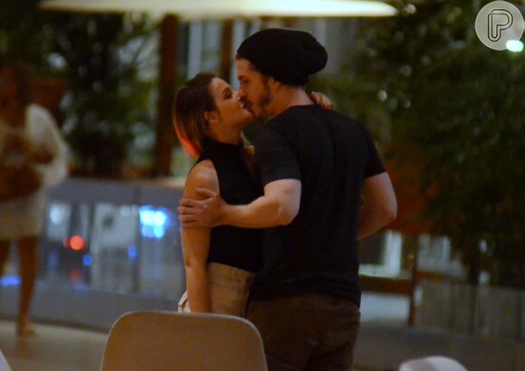 Caio Paduan e a namorada, Djéssica Benfica, deram beijos durante o passeio pelo shopping carioca