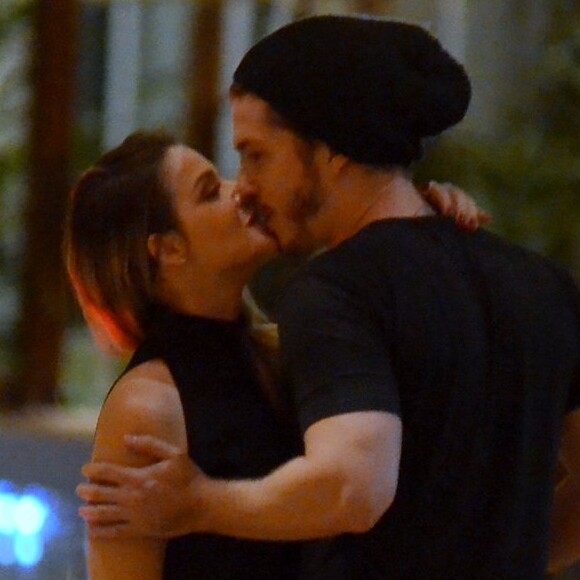 Caio Paduan e a namorada, Djéssica Benfica, deram beijos durante o passeio pelo shopping carioca