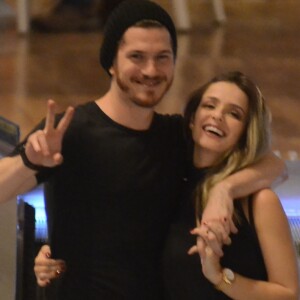 Caio Paduan e a namorada, Djéssica Benfica, sorriram para a câmera