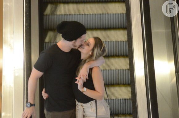 Caio Paduan e a namorada, Djéssica Benfica, trocaram beijos no shopping