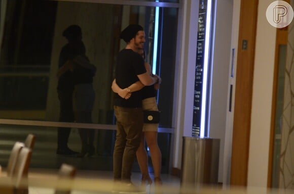 Caio Paduan abraçado com a namorada, Djéssica Benfica, no shopping