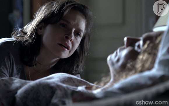 Cora (Drica Moraes) vela o sono de Eliane (Malu Galli), em cena de 'Império'