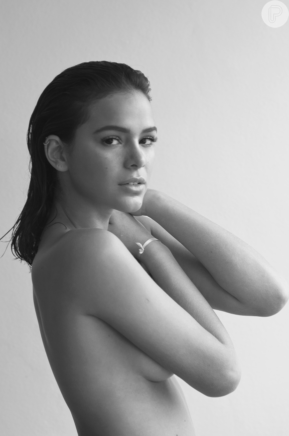 Topless e wet hair: Bruna Marquezine ganha elogios em foto divulgada nesta segunda-feira, dia 30 de abril de 2018