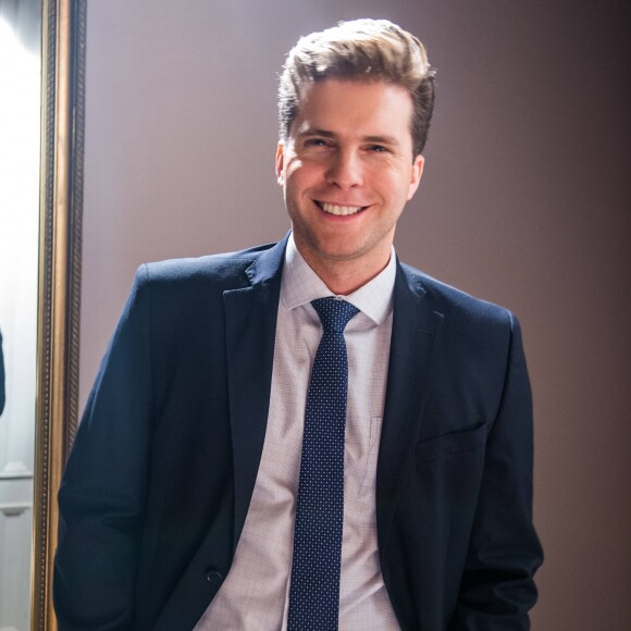 Thiago Fragoso cita frase de Clara em novela em retorno às gravações nesta segunda-feira, dia 30 de abril de 2018