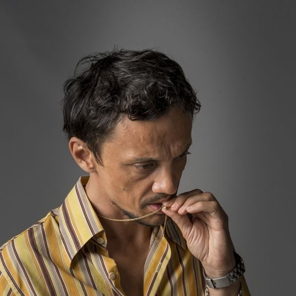 Agripino Gogó (Marcos de Andrade) revela a Pedro (Alexandre Nero) nos próximos capítulos da supersérie 'Onde Nascem os Fortes': 'Jurandir (Rodrigo Garcia) estava doido de ódio. Pegou o sujeito, levou mais lá para dentro da caatinga e perdi os dois de vista"'