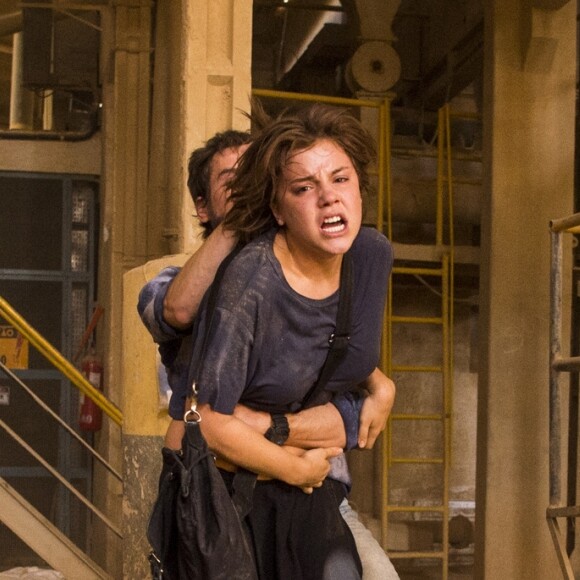 Jurandir (Rodrigo Garcia), capanga de Pedro (Alexandre Nero), foi morto por Maria (Alice Wegmann) ao tentar estuprá-la na supersérie 'Onde Nascem os Fortes'