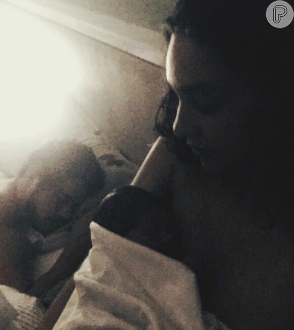 Débora Nascimento compartilhou a primeira foto com a filha, Bella, em seu Instagram, nesta segunda-feira, 30 de abril de 2018