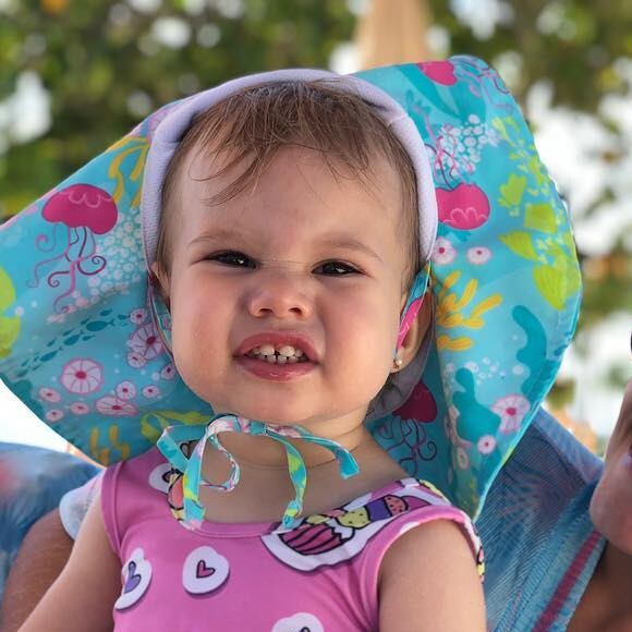 Thais Fersoza se derreteu pela filha, Melinda, que completa 1 ano e 9 meses nesta terça-feira, 1º de maio de 2018: 'Minha branquelinha'