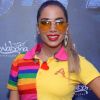 Anitta investiu em um look colorido para o festival Funk-U no Rio de Janeiro