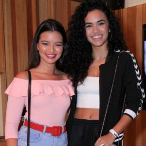 Gabriela Mustafá e Giovana Cordeiro posaram juntas no festival Funk-U, no Rio de Janeiro, nesta segunda-feira, 30 de abril de 2018