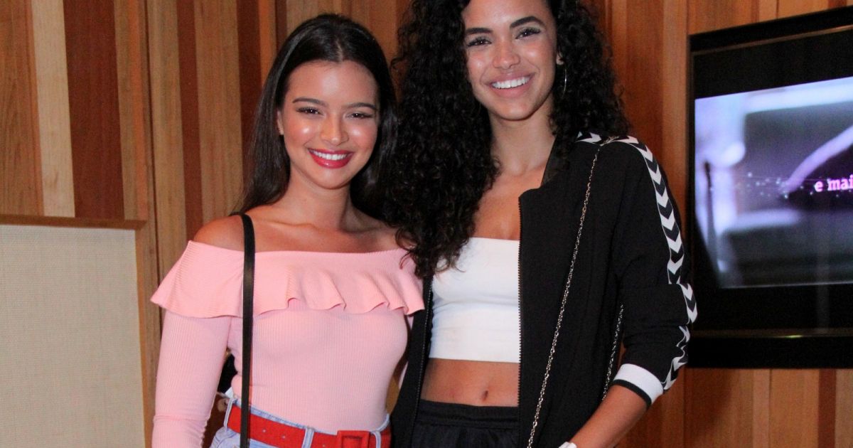 Gabriela Mustafá e Giovana Cordeiro posaram juntas no festival Funk-U ...