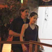 Edson Celulari vai buscar a filha, Sophia, no balé no Rio de Janeiro