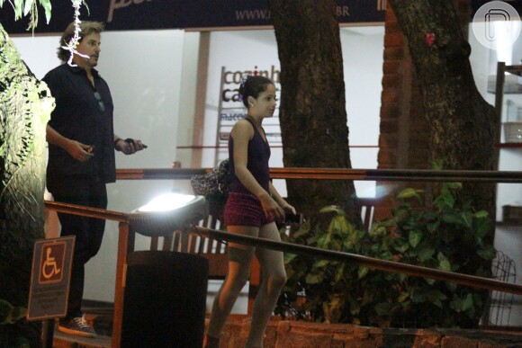 Filha de Edson Celulari, Sophia, mostra corpo em forma ao deixar aula de balé no Rio