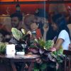 Ex-BBBs Gleici e Wagner conversam em restaurante de Ipanema