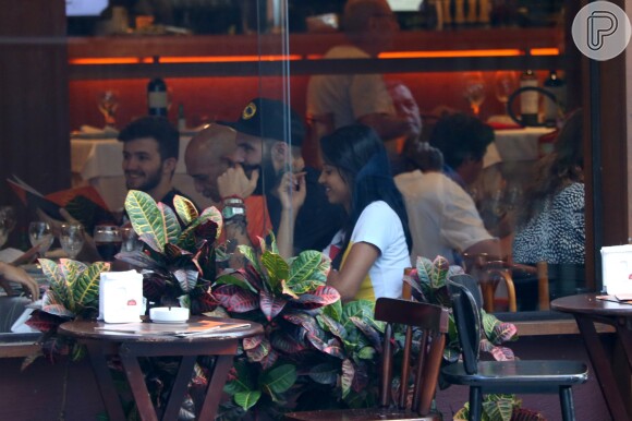 Ex-BBBs Gleici e Wagner conversam em restaurante de Ipanema