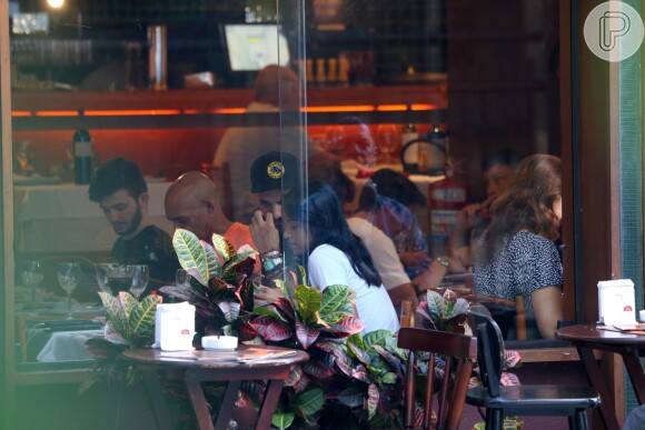 Ex-BBBs Gleici e Wagner conversam em restaurante do Rio de Janeiro