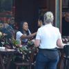 Ex-BBBs Gleici conversa com admiradora enquanto almoça em restaurante de Ipanema