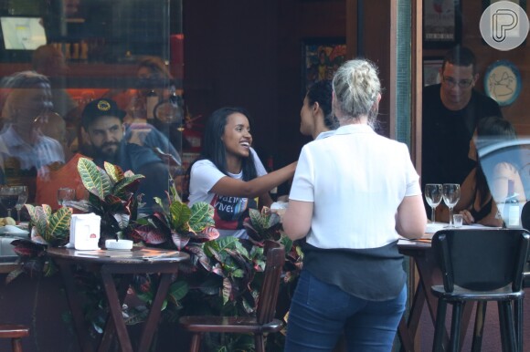 Ex-BBBs Gleici conversa com admiradora enquanto almoça em restaurante de Ipanema