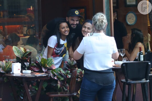 Ex-BBBs Gleici e Wagner tiram fotos com fã em restaurante em Ipanema, na Zona Sul do Rio de Janeiro
