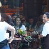 Ex-BBBs Gleici e Wagner interagem com fã durante almoço no Rio de Janeiro