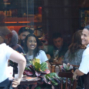Ex-BBBs Gleici e Wagner interagem com fã durante almoço no Rio de Janeiro