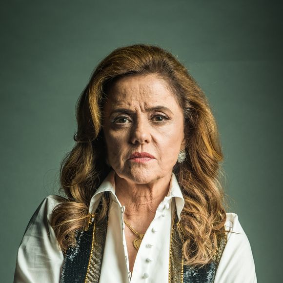 Sophia (Marieta Severo) passa a ver os espíritos de quem matou ao longo da novela 'O Outro Lado do Paraíso'. Sem rumo, a vilã, conta a revista 'Guia da TV', vai para o lado de fora do hospício e se aproxima de um penhasco