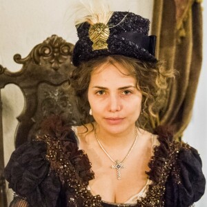 Leticia Colin usava cabelo na cor natural na novela 'Novo Mundo'