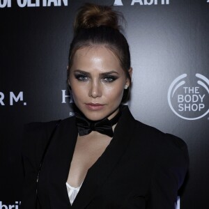 Leticia Colin gosta de arriscar na maquiagem: 'Adoro batom de cor diferente, sombra. Adoro comprar maquiagem. Sigo muitas referências e tento fazer em casa'