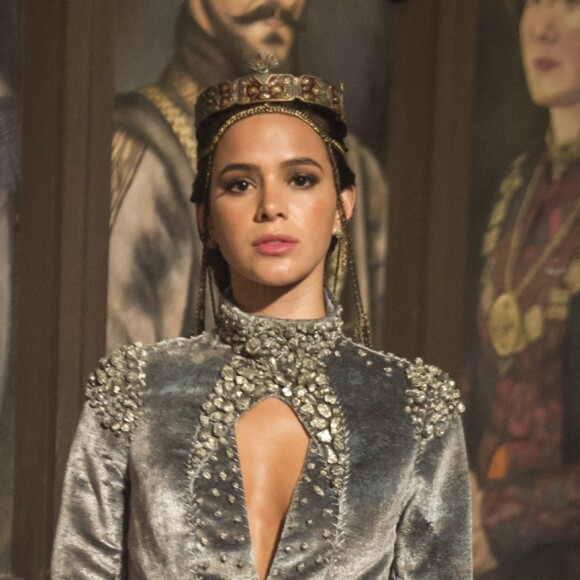 Na beira da morte, Catarina (Bruna Marquezine) faz declaração de amor para Afonso (Romulo Estrela) na novela 'Deus Salve o Rei': 'Eu não quero morrer sozinha! Meu amor...'