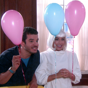 Estefânia (Priscila Sol) e Vitor (Thiago Mendonça) usam balões nas cores rosa e azul para anunciarem a gravidez de trigêmeos de Tia Perucas no capítulo que vai ao ar na próxima quarta-feira, dia 9 de maio de 2018, na novela 'Carinha de Anjo'
