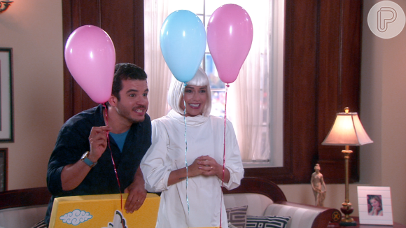 Estefânia (Priscila Sol) e Vitor (Thiago Mendonça) usam balões nas cores rosa e azul para anunciarem a gravidez de trigêmeos de Tia Perucas no capítulo que vai ao ar na próxima quarta-feira, dia 9 de maio de 2018, na novela 'Carinha de Anjo'