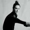 Alessandra Ambrosio surpreende em pose de ioga em capa de revista