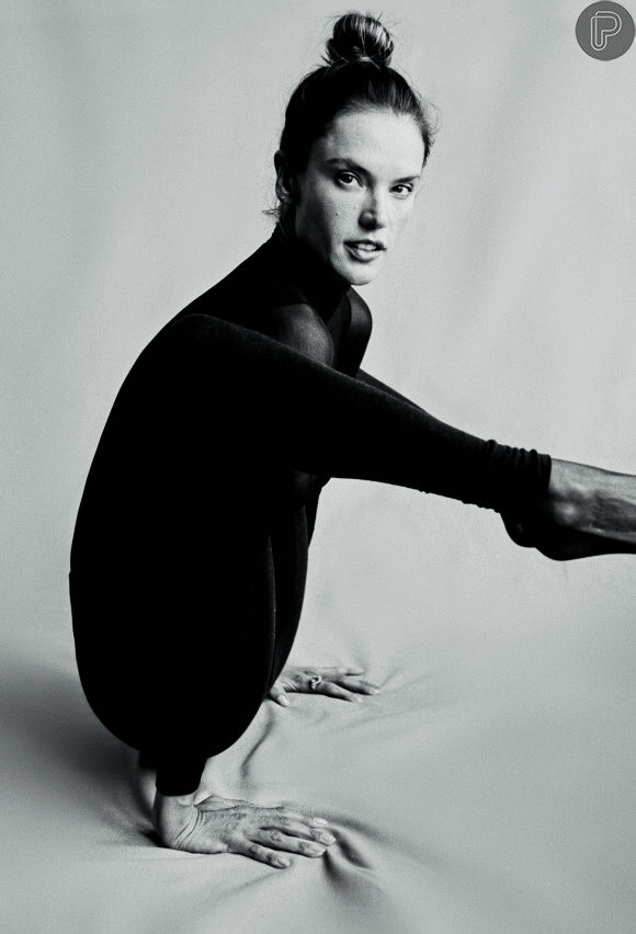 Alessandra Ambrosio surpreende em pose de ioga em capa de revista