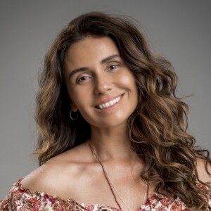 Luzia/Ariella (Giovanna Antonelli) é uma mulher corajosa, mãe de Ícaro (Thales Miranda/Chay Suede) e Manuela (Rafaela Brasil/Luisa Arraes), que os crisou sozinha após o sumiço do companheiro, Edilei (Paulo Borges). Vai se envolver com Miguel/Beto Falcão (Emílio Dantas) sem saber que ele é o ídolo do axé. Será o principal alvo de Karola (Deborah Secco) e Laureta (Adriana Esteves). Na Islândia, se torna Ariella, a DJ da cara pintada. Retorna à Bahia após 18 anos tentando reconstruir a família na na novela 'Segundo Sol'