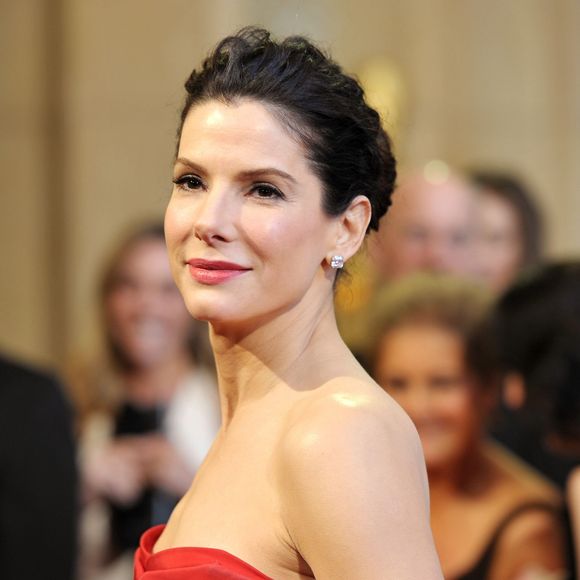 Sandra Bullock lembra assédio sexual sofrido por ela: 'Aconteceu comigo quando eu tinha 16 anos'