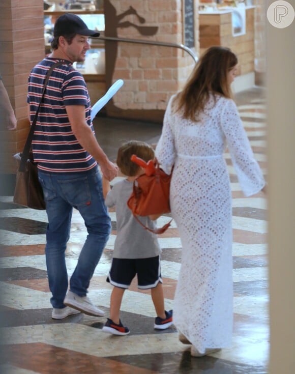 Marcelo Serrado deixa shopping com a mulher e os gêmeos, Guilherme e Felipe