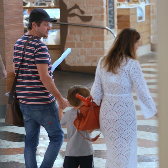 Marcelo Serrado deixa shopping com a mulher e os gêmeos, Guilherme e Felipe