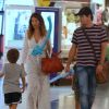 Marcelo Serrado passeia no shopping com a mulher e os gêmeos, Guilherme e Felipe, nesta quarta-feira, dia 02 de maio de 2018