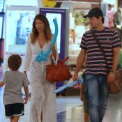 Marcelo Serrado passeia com a mulher e os filhos gêmeos, Guilherme e Felipe