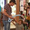 Marcelo Serrado brinca com o filho durante passeio em shopping
