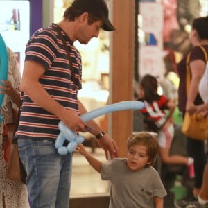 Marcelo Serrado brinca com o filho durante passeio em shopping