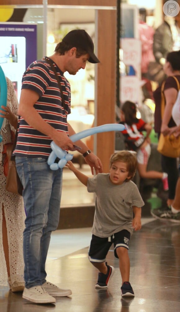Marcelo Serrado brinca com o filho durante passeio em shopping