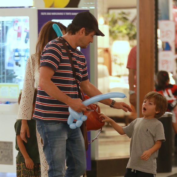 Marcelo Serrado e filho durante passeio no shopping