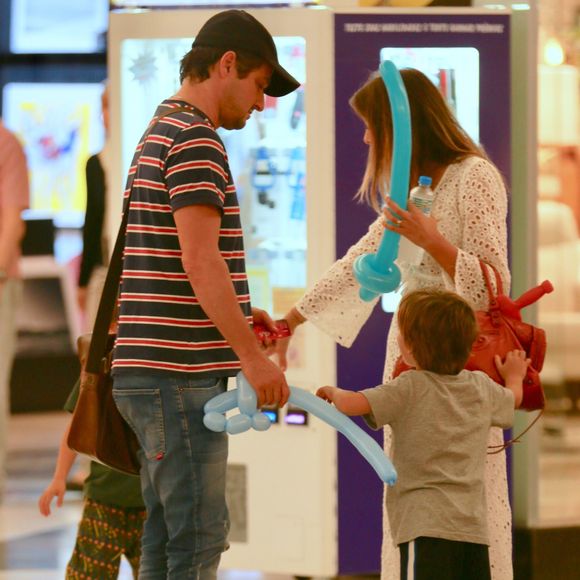 Marcelo Serrado e a mulher, Roberta, conversam com os filhos gêmeos, Guilherme e Felipe