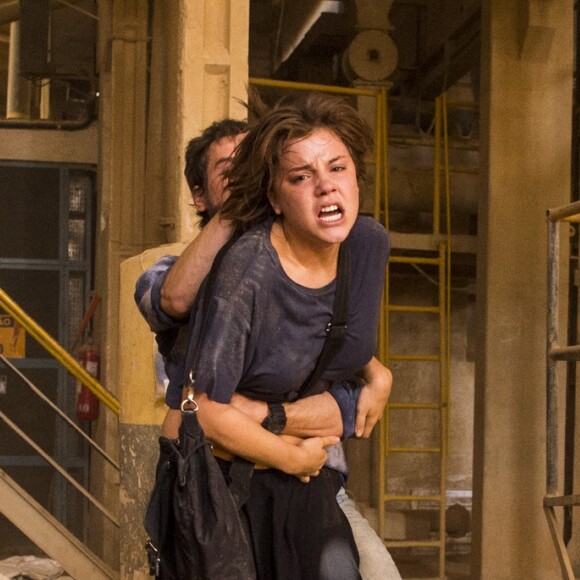 Ao tentar fugir, Maria (Alice Wegmann) quase foi estuprada e acabou, em legítima defesa, matando Jurandir (Rodrigo Garcia) na supersérie 'Onde Nascem os Fortes'