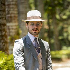 Camilo (Maurício Destri) revela a Darcy (Thiago Lacerda) que ainda não perdeu a virgindade nos próximos capítulos da novela 'Orgulho e Paixão'