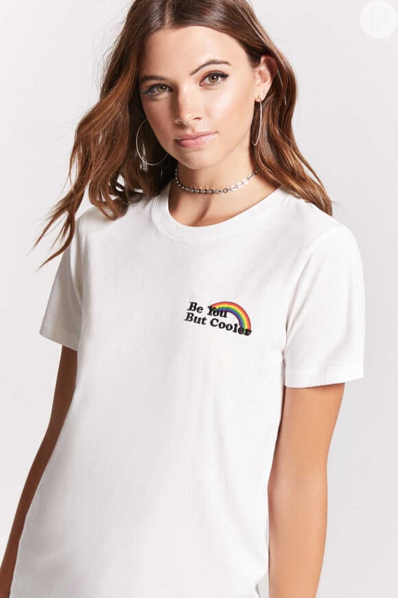 T-shirt bordada usada por Mariana Godlfarb custa $13.90, R$ 49 no Brasil